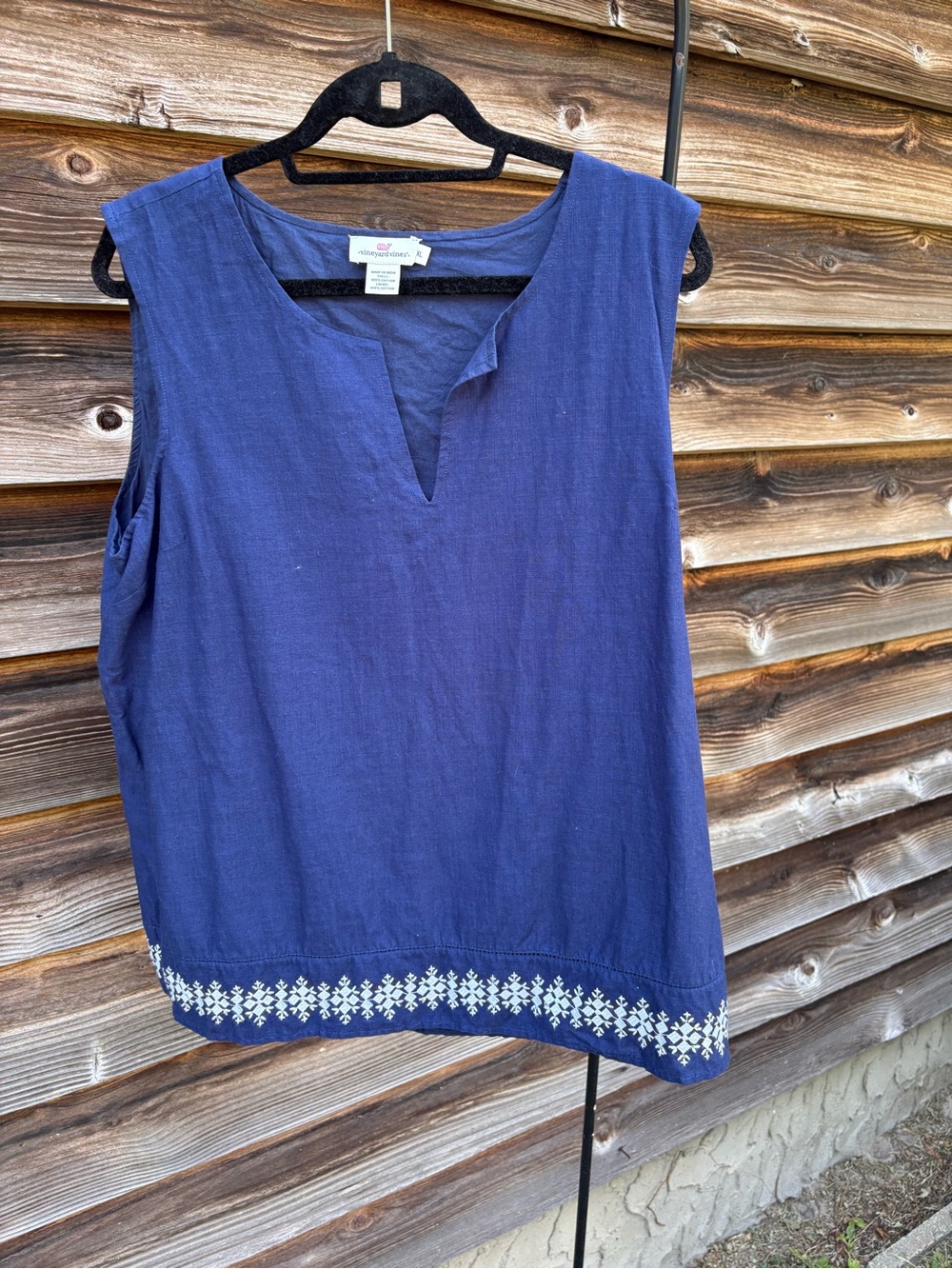 Vineyard Vines Navy Sleeveless Notch-Neck Tank with White Embroidered Hem